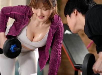 Cặp đôi chàng trai số hưởng và nữ PT gợi cảm cưỡi nhau như thể không ai biết